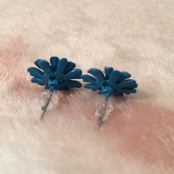 Cornflower Fashion Pierced Earrings NWT - Picture 3 of 4